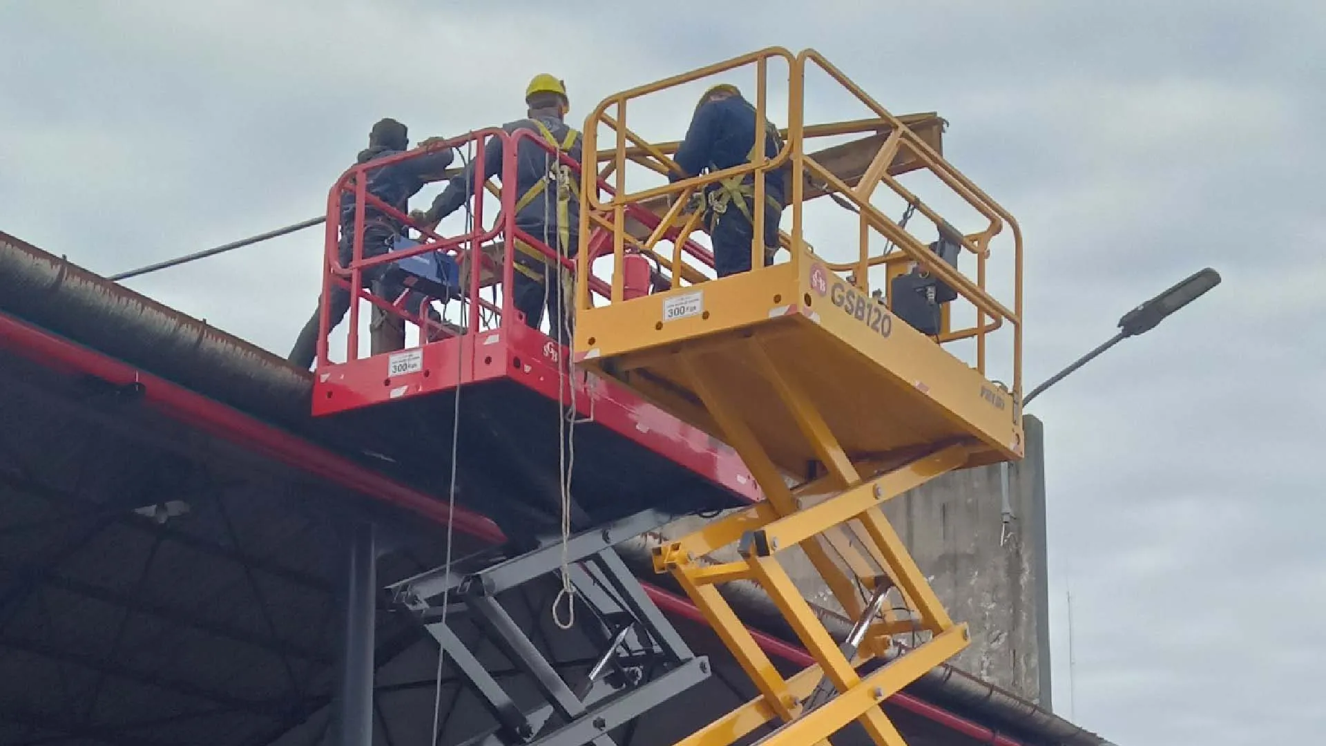 Montaje de estructuras y soportes metálicos